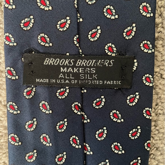 Brooks Brothers Navy and Red Paisley 100% Silk Tie - Vintage - Picture 3 of 4